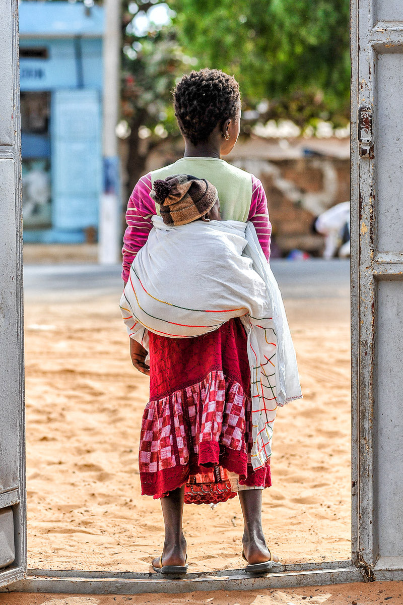Foto niña en la puerta
